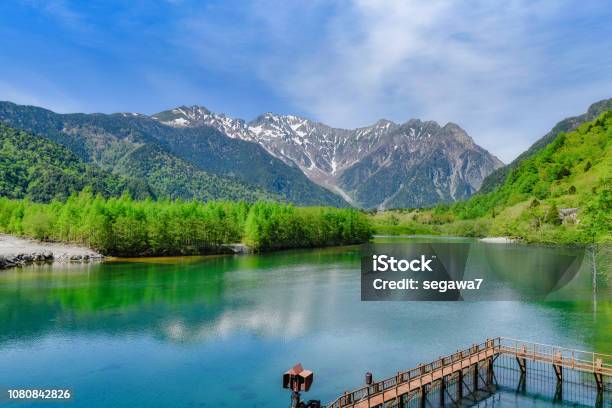 Gama De La Montaña De Taishoike Estanque Hotaka En Kamikochi Japón Foto de stock y más banco de imágenes de Agua