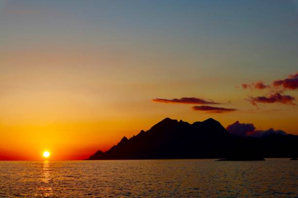 coucher de soleil sur la mer - josianne toubeix photos et images de collection