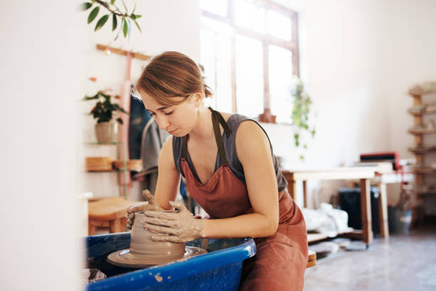 粘土には忍耐がかかります - potter small business pottery happiness ストックフォトと画像