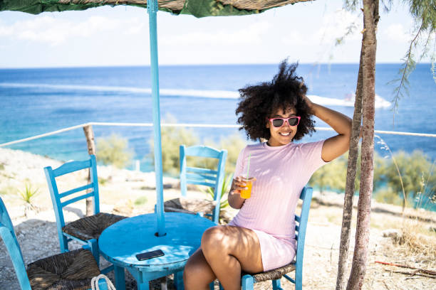 mujer disfrutando de vacaciones de verano y beber jugo de - hotel restaurant women luxury fotografías e imágenes de stock