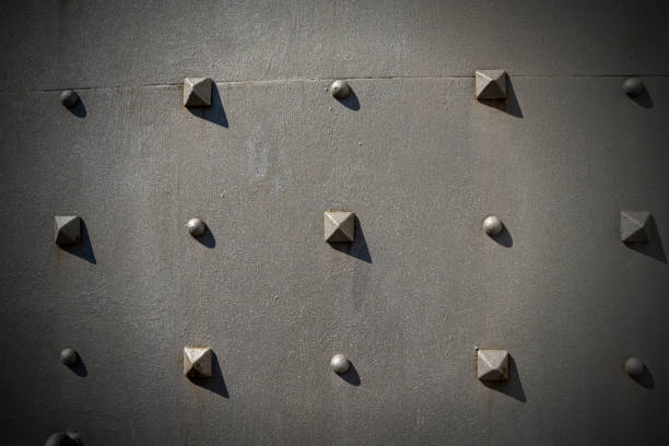 puerta metálica con tachas piramidales - fondo - metal stud fotografías e imágenes de stock