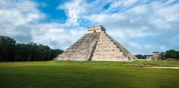 pirámide el castillo o templo de kukulkán, chichén itzá, yucatán, méxico - chichen itza mayan mexico steps fotografías e imágenes de stock