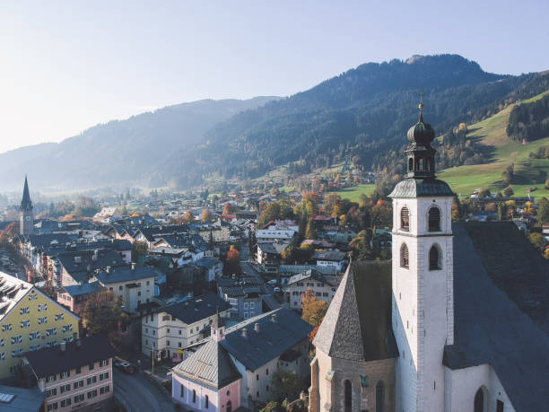 kitzbühel - ski resort austria village winter fotografías e imágenes de stock