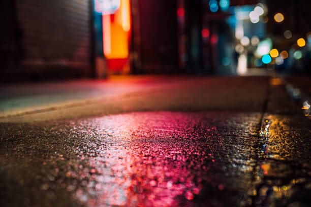 rue des pluies avec des reflets - night wet road street photos et images de collection