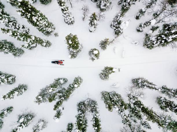 vista aérea de moto de nieve día de invierno en finlandia rural - motoesquí fotografías e imágenes de stock