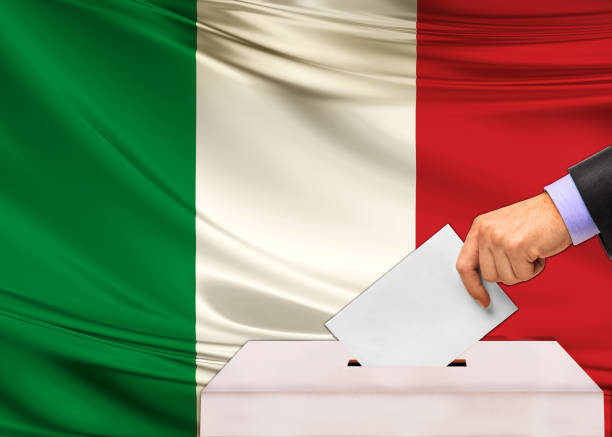 voto y bandera de italia - italy voting politics political party fotografías e imágenes de stock
