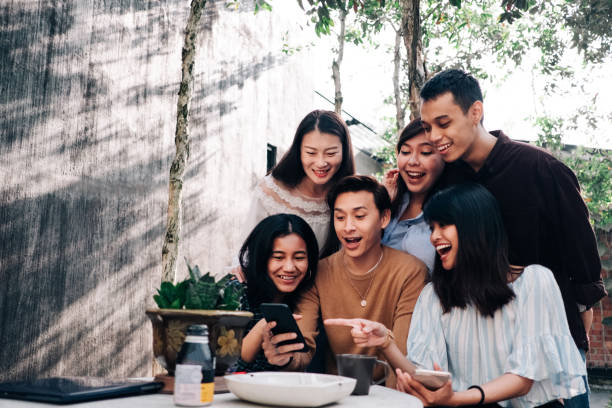 groupe de jeunes asiatiques avec smartphone - malaisie photos et images de collection