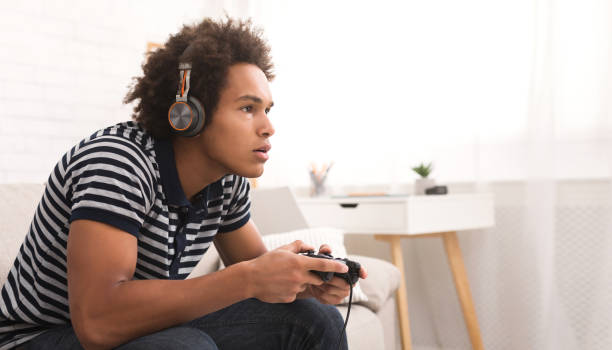 ジョイスティックでビデオ ゲームをプレイ 10 代の集中 - gamer video game video computer ストックフォトと画像