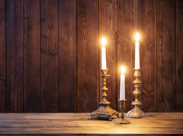 płonąca świeca na starym drewnianym tle - candle heat gold burning zdjęcia i obrazy z banku zdjęć
