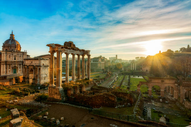 forums impériaux (fori imperiali - forum impérial) pendant la durée de l’aube. forum impériaux se situe dans la rome antique, c’est l’un de l’attraction la plus célèbre de la capitale. avec fond de colisée. - gladiator rome italy sunlight photos et images de collection