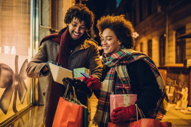 szczęśliwa młoda para zakupy na boże narodzenie prezenty online - ipad shopping gift retail zdjęcia i obrazy z banku zdjęć