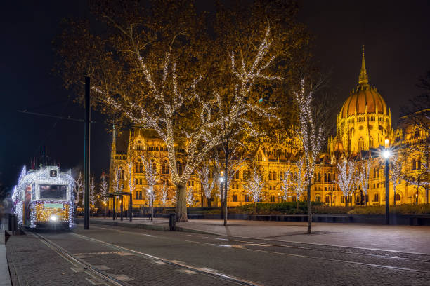 ブダペスト, ハンガリー - お祝い、夜ラヨシュ広場でハンガリーの議会での移動光トラム (fenyvillamos) を装飾されています。ブダペストのクリスマス シーズン - capital city trail ストックフォトと画像