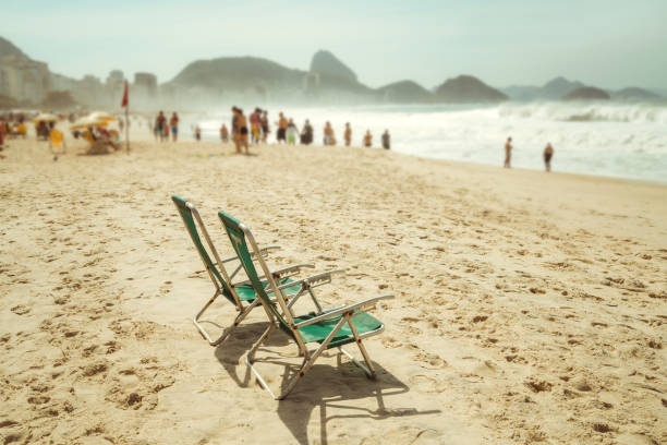 copacabana beach, rio de janeiro, brazil - rio de janeiro copacabana beach ipanema beach brazil imagens e fotografias de stock