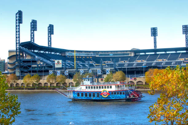 wszystkie stalowe trzy rzeki queen riverboat w pnc park, pittsburgh. - pnc park zdjęcia i obrazy z banku zdjęć