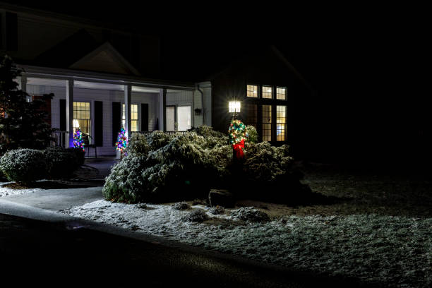 屋外夜時間クリスマスの休日の装飾 - driveway colonial style house residential structure ストックフォトと画像