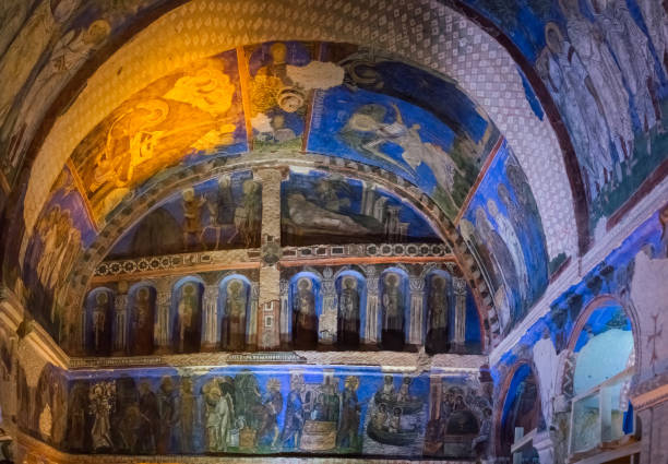 cristiano fresco y decoración en ruinas iglesia de goreme capadocia - goreme rural scene sandstone color image fotografías e imágenes de stock