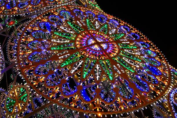 oświetlona choinka na piazza santa maria novella, z okazji f-light festival of lights, w okresie bożego narodzenia 2018. - church of santa maria novella zdjęcia i obrazy z banku zdjęć