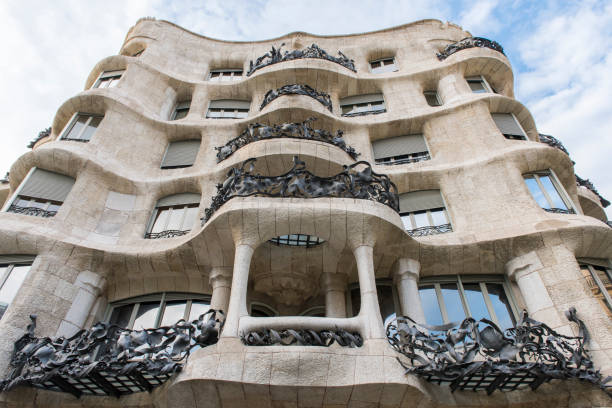 detalhe da fachada da casa milá, conhecido como "la pedrera", na cidade de barcelona, espanha. - barcelona la pedrera spain catalonia - fotografias e filmes do acervo