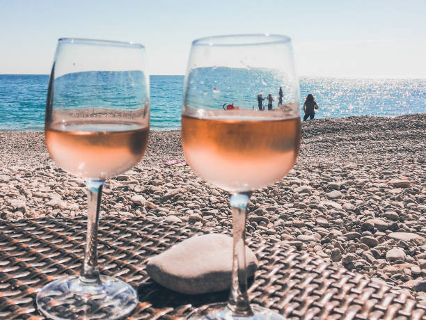 verre de vin rosé sur une plage en français riviera - antibes photos et images de collection