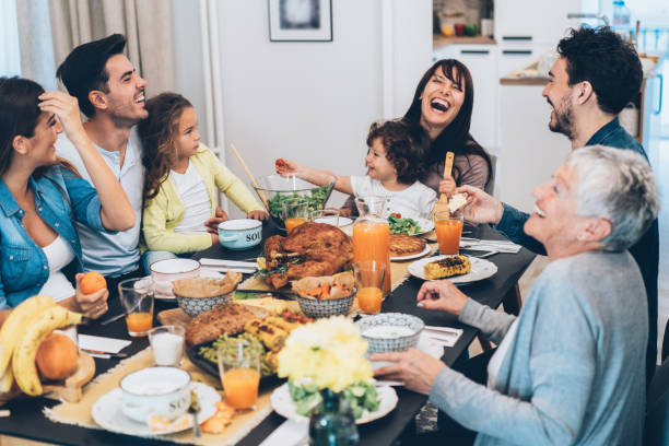 famiglia che mangia il pranzo di natale - refreshment dinner table vegetable foto e immagini stock