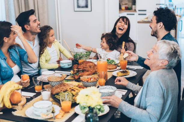 family eating christmas lunch - eating people group of people home interior imagens e fotografias de stock