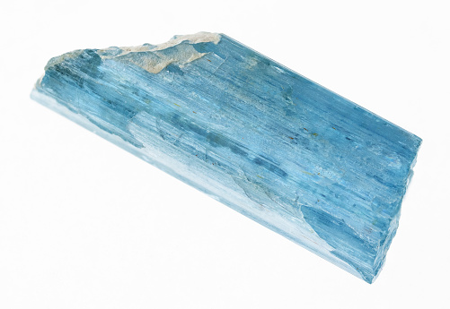 cristal áspero aguamarina (Berilo azul) en blanco photo