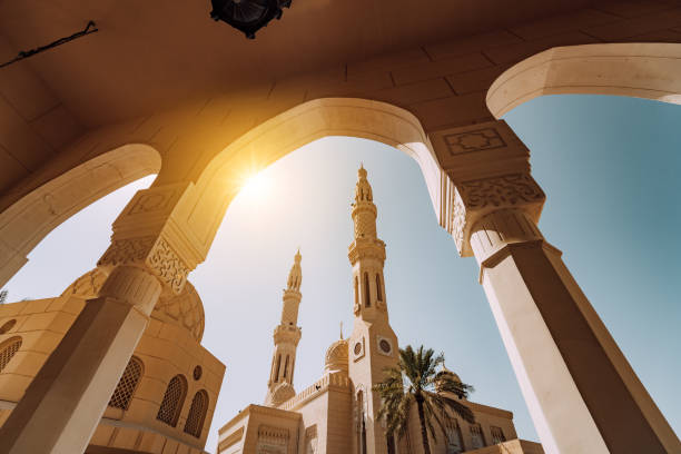 jumeirah moschee in dubai in den vereinigten arabischen emiraten - dubai stock-fotos und bilder