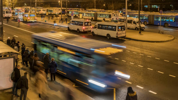 pasajeros esperando y abordar autobuses en la terminal de autobuses, - pullman car fotografías e imágenes de stock