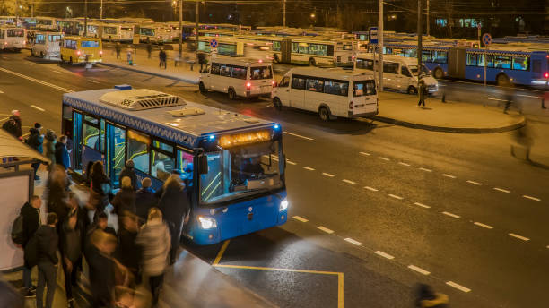 pasajeros esperando y abordar autobuses en la terminal de autobuses, - pullman car fotografías e imágenes de stock