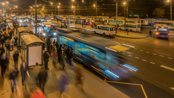 pasajeros esperando y abordar autobuses en la terminal de autobuses, - pullman car fotografías e imágenes de stock