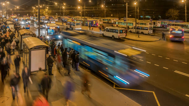 대기 및 버스 터미널에서 버스를 탑승 하는 승객 - pullman car 뉴스 사진 이미지