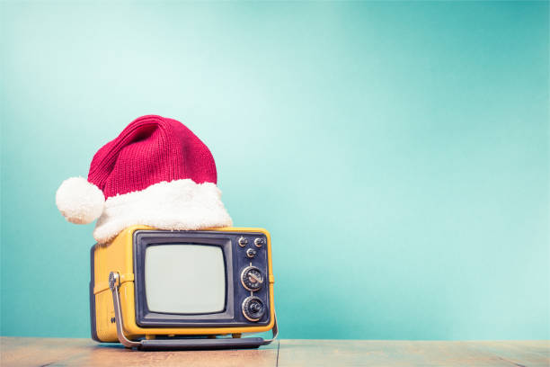 retro tv en fond de santa hat avant menthe verte. félicitation de vacances dans le concept de médias de masse. photo filtrée vintage style ancien - retro christmas audio photos et images de collection