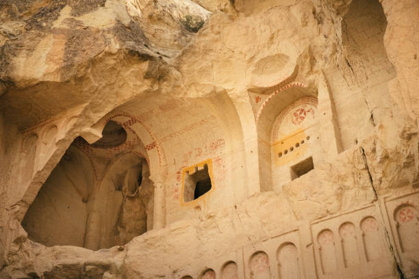 extérieur de l’ancienne église sombre à göreme - goreme photos et images de collection