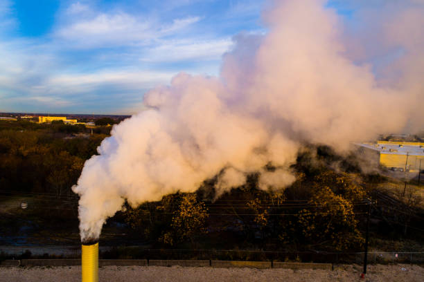 pilha de nascer fumos de mudança climática lançando produtos químicos no ar - pollution smoke stack air pollution smoke - fotografias e filmes do acervo
