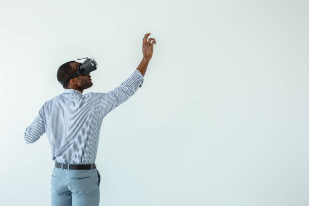 hombre americano afro agradable escribir en un tablero virtual - sólo hombres jóvenes fotografías e imágenes de stock