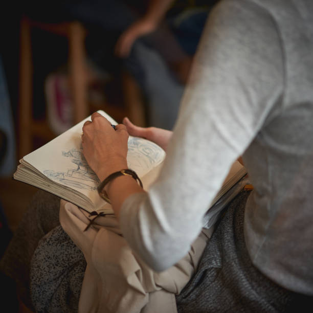 détail d’une main de l’artiste esquissant un dessin dans un coffee shop. - cartoonist photos et images de collection