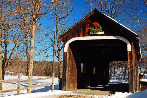 weihnachten überdachte brücke - town rural scene road new england stock-fotos und bilder