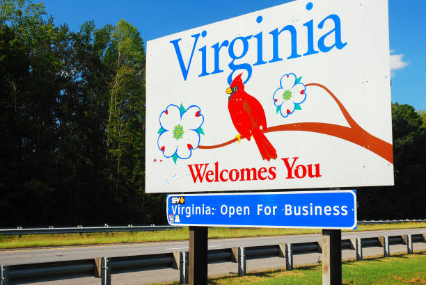 Virginia State Lines Arlington, VA, USA September 29, 2011 A Sign with a red cardinal, the Virginia state bird, welcomes people to the State of Virginia near Arlington virginia us state stock pictures, royalty-free photos & images