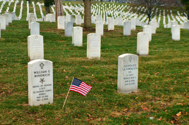 cemitério nacional de arlington - arlington national cemetery virginia cemetery american flag - fotografias e filmes do acervo