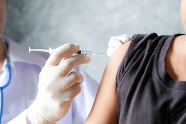 mão de médico segurando a garrafa de seringa e medicina. preparando-se para a injeção - contraceptive - fotografias e filmes do acervo