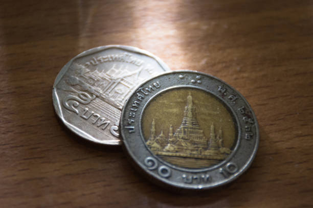 vue rapprochée de pièce de monnaie thaïlandaise sur le sol en bois, argent thaï, mise au point spot - number 10 gold business paper currency photos et images de collection