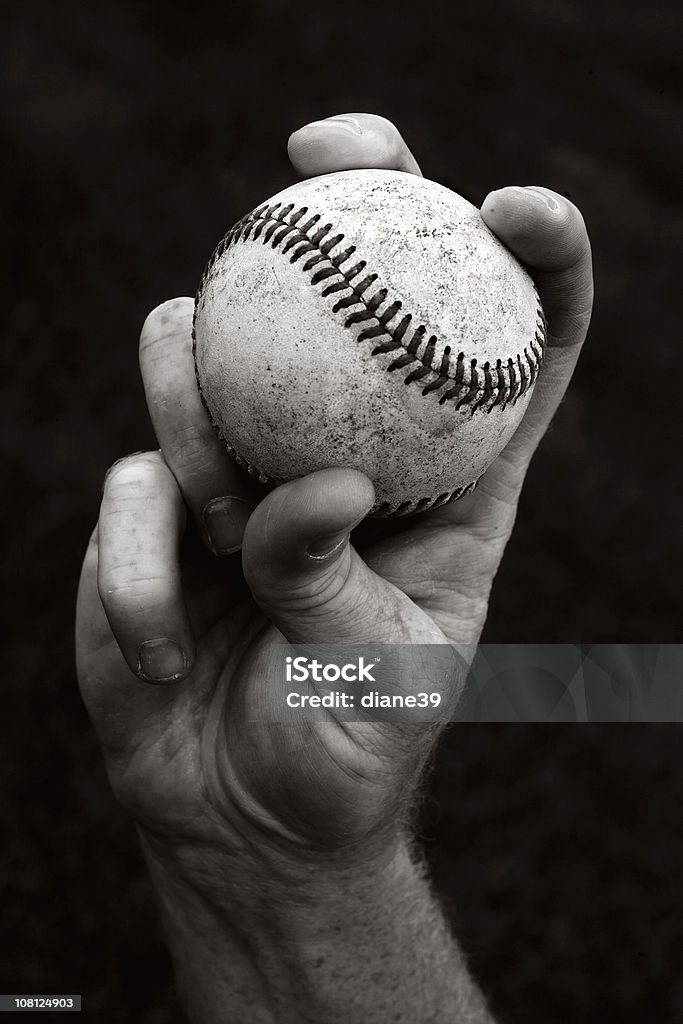 Retrato da mão segurando beisebol, preto e branco - Foto de stock de Beisebol royalty-free