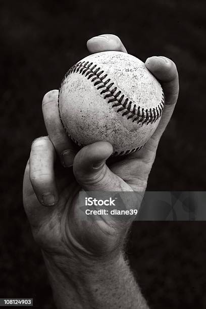Foto de Retrato Da Mão Segurando Beisebol Preto E Branco e mais fotos de stock de Beisebol - Beisebol, Bola de Beisebol, Arremessar