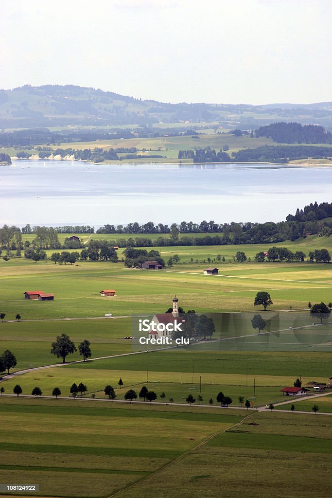 Widok wsi z gospodarstw Europejskiej, Lake, Chuch i domy - Zbiór zdjęć royalty-free (Bez ludzi)