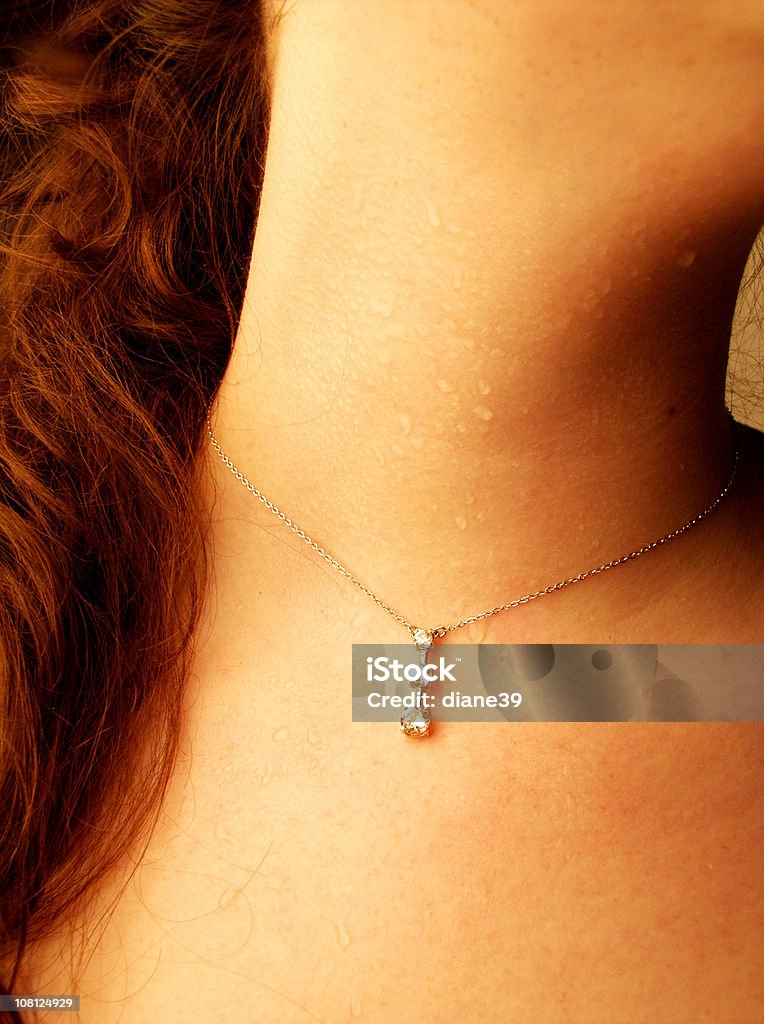 따뜻한 여자아이 다이아몬드 네클리스 - 로열티 프리 목걸이 스톡 사진