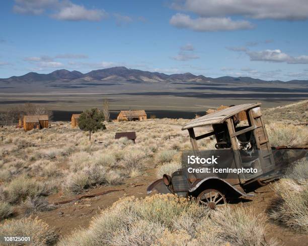 Abandonado La Minería En Desert Town Foto de stock y más banco de imágenes de Aire libre - Aire libre, Artemisia tridentata, Coche