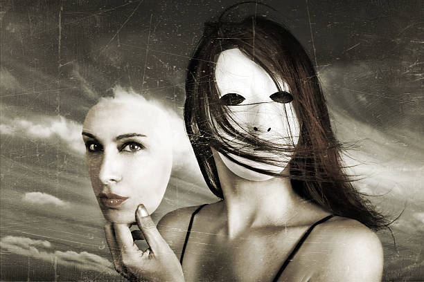 jovem usando máscara e segurando rosto - mask hiding women dishonesty - fotografias e filmes do acervo