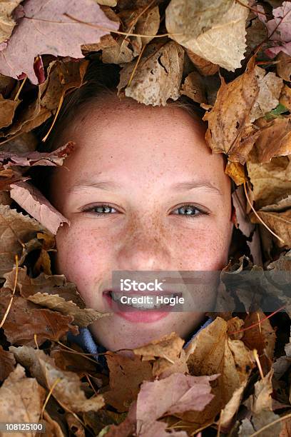 여자아이 왜고너의 변모시키십시오 둘러싸인 가을 낙엽 가을에 대한 스톡 사진 및 기타 이미지 - 가을, 낮, 명랑한