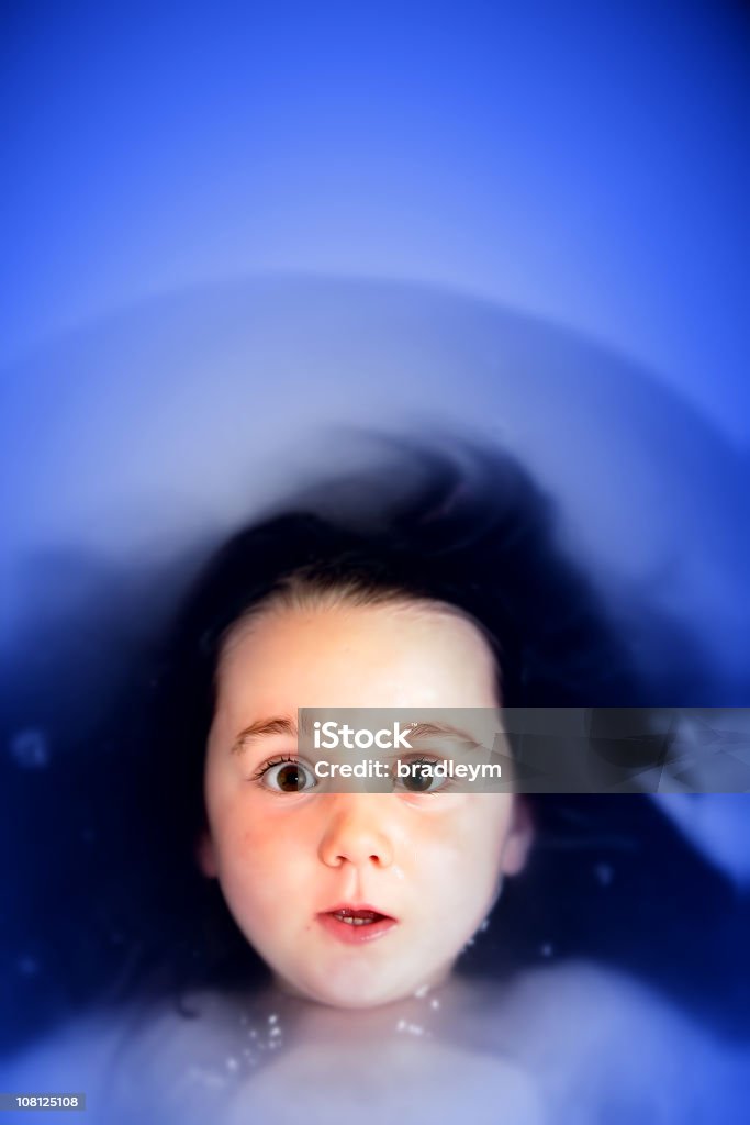 Bambina sdraiata subacqueo in vasca da bagno - Foto stock royalty-free di Acqua