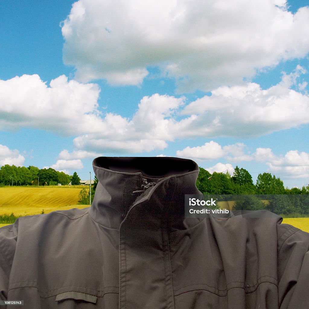 ヘッドレスの男性はジャケットを着てのフィールドを背景とスカイ - 目に見えないのロイヤリティフリーストックフォト